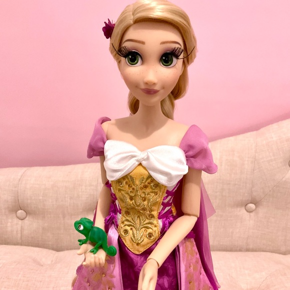 ON HOLD until THURSDAY Disney Store Rapunzel Limited Edition Doll - Picture 3 of 6